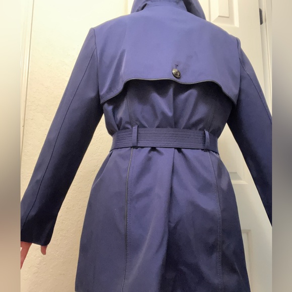 Chic and Stylish Fully lined button up belted raincoat - Picture 3 of 9